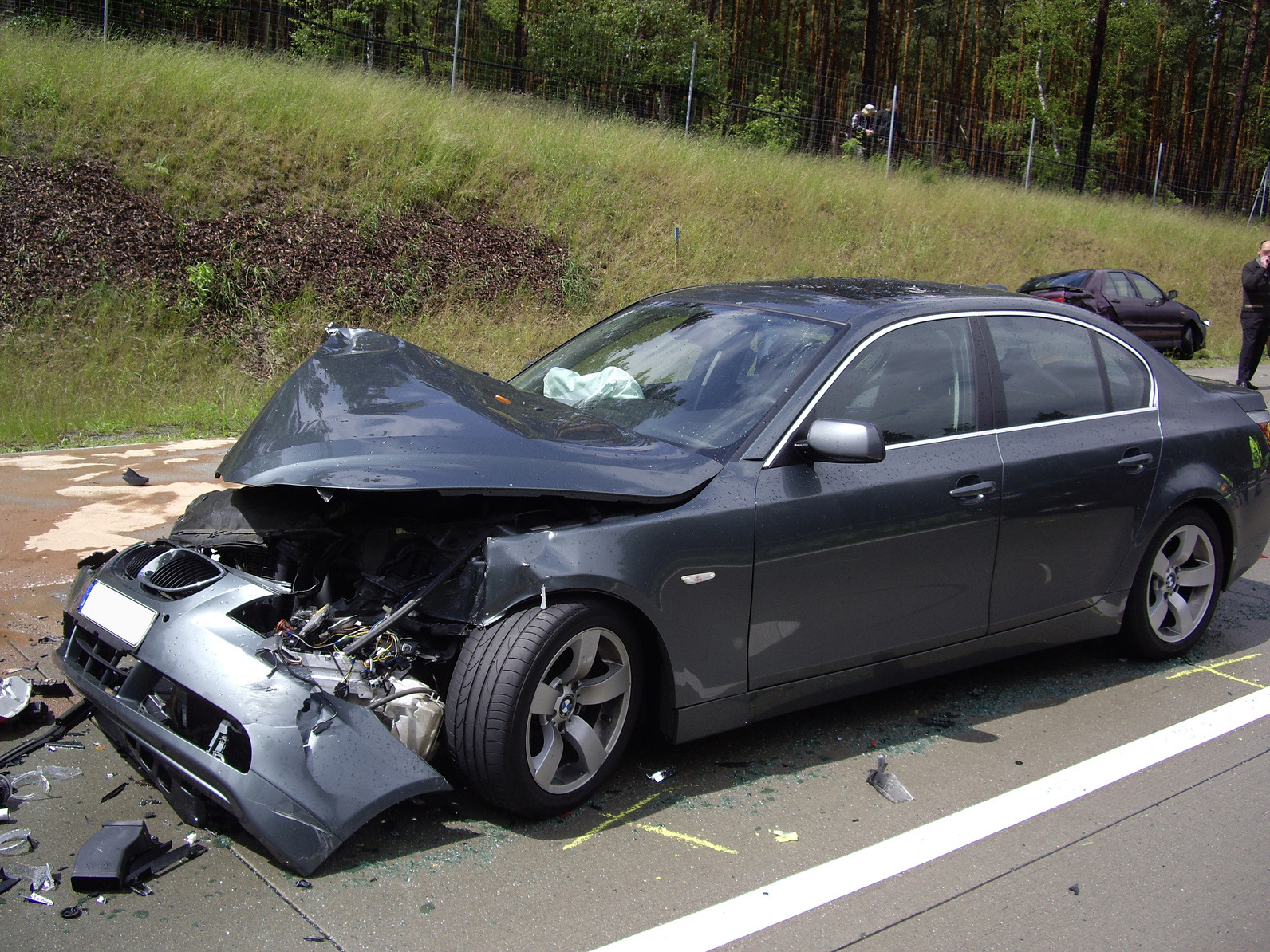 Unfallfahrzeug bei der technischen Untersuchung